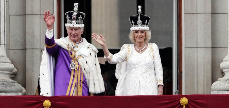 the king and queen greet people from the buckingham palace balcony