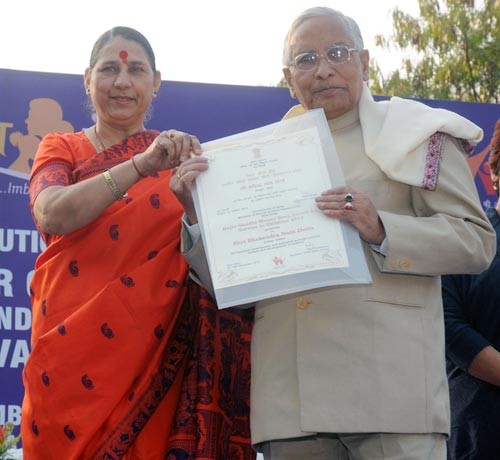 krishna tirath presenting the rajiv gandhi manav seva award 2012