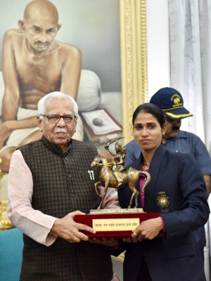 governor honored athlete sudha singh in raj bhavan