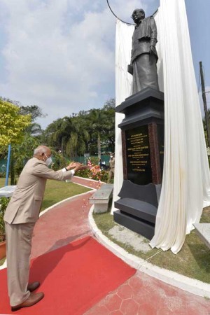 pn panikkar's statue unveiled in thiruvananthapuram