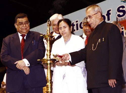pranab mukherjee lighting the lamp at the Valedictory Function of the sesquicentennial celebrations of calcutta high court
