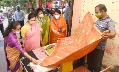 women members of parliament visiting the 'my handloom my pride expo'