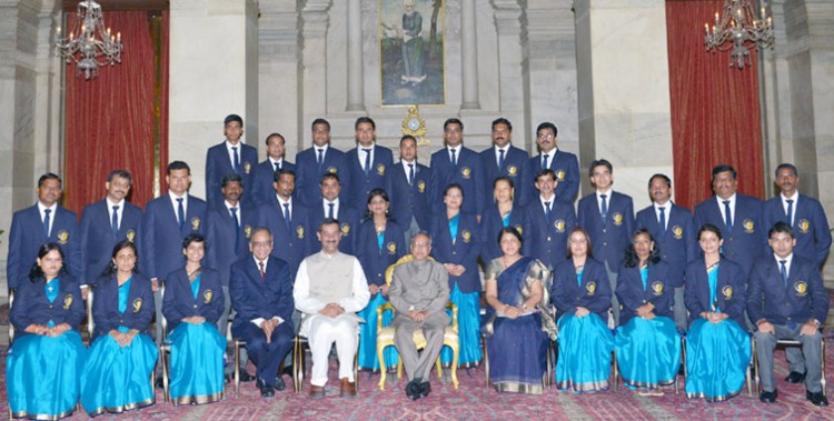 pranab mukherjee with the awardees of the national youth awards 2011-2012