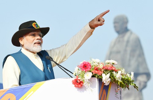 pm pays tribute to sardar patel at statue of unity