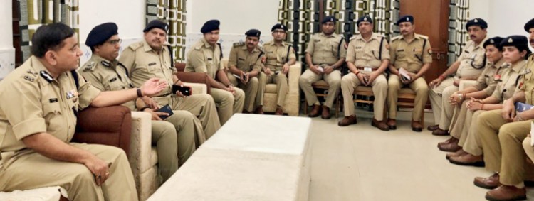 dgp op singh, review meeting with police officers in bulandshahr