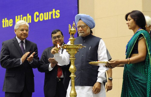 manmohan singh lighting the lamp to inaugurate the joint conference of chief ministers and chief justices of high courts
