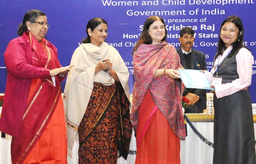 maneka sanjay gandhi gave away the national awards to anganwadi workers