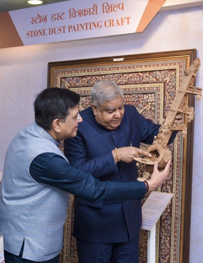 jagdeep dhankhar visiting the exhibition of handicraft products of shilp gurus