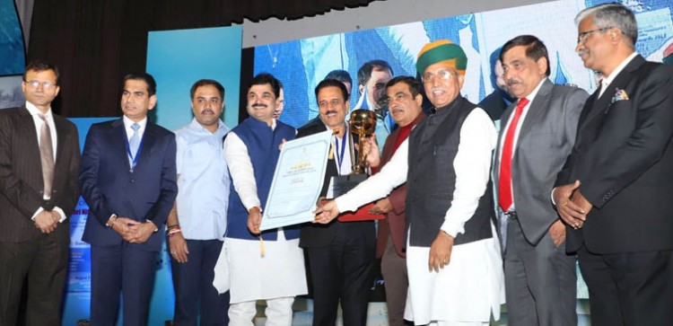 nitin gadkari giving away the national water awards