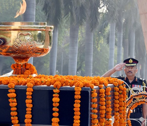 lieutenant general paid homage to the martyrs
