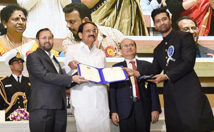 venkaiah naidu presenting the rajat kamal award to the actor: shri vicky kaushal