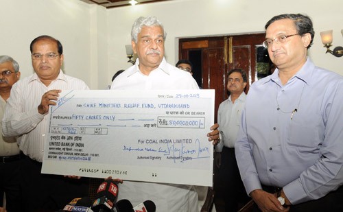 the union minister for coal, shri sriprakash jaiswal receiving a cheque of rs.50 crore from the cmd