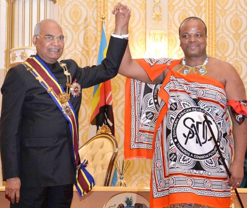 ramnath kovid receiving the order of lion from his majesty mswati iii