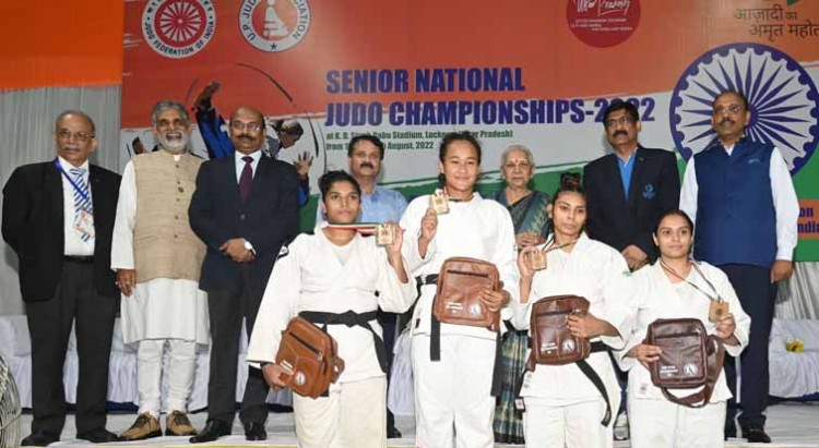 governor honored judo players