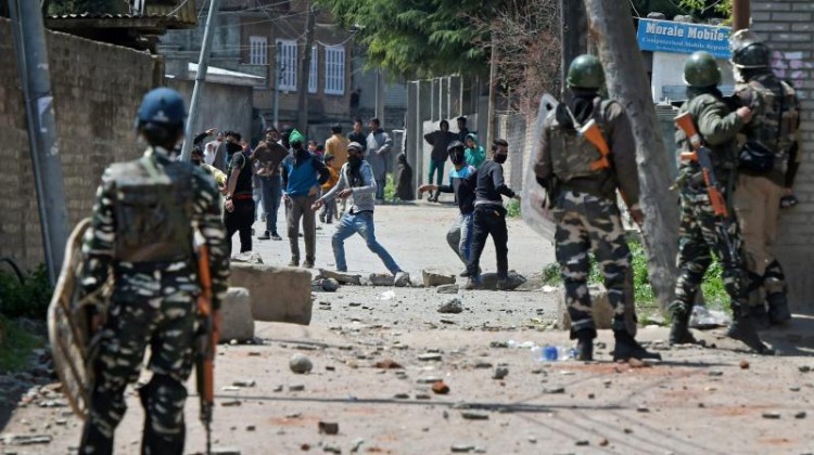 srinagar, youth throws stone on security force