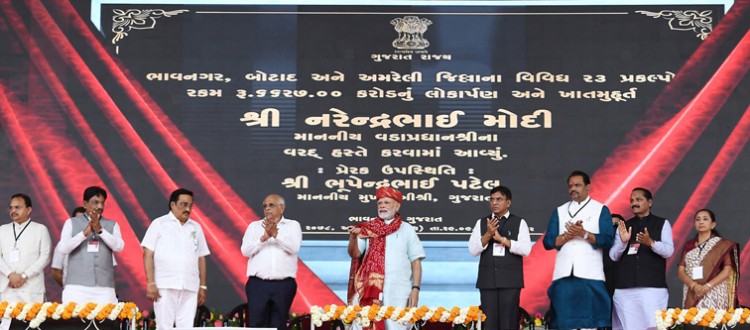 narendra modi laid the foundation stone somewhere in surat and inaugurated somewhere