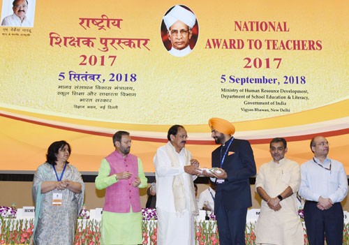 venkaiah naidu presenting the national award to teachers 2017