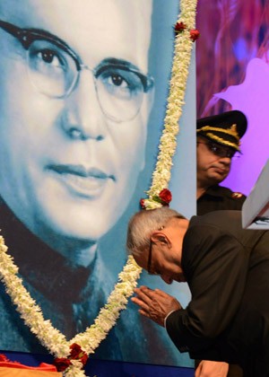 the president of india, pranab mukherjee attended the concluding ceremony of the birth centenary celebrations of vasantrao naik, former chief minister at mumbai.