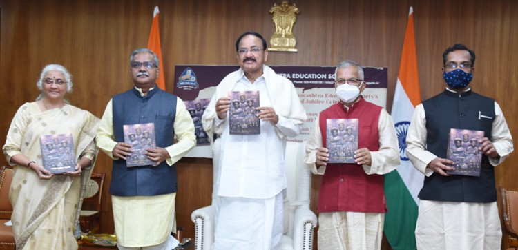 vice president  venkaiah naidu releasing the book 'dhyaas panthe chaalta'
