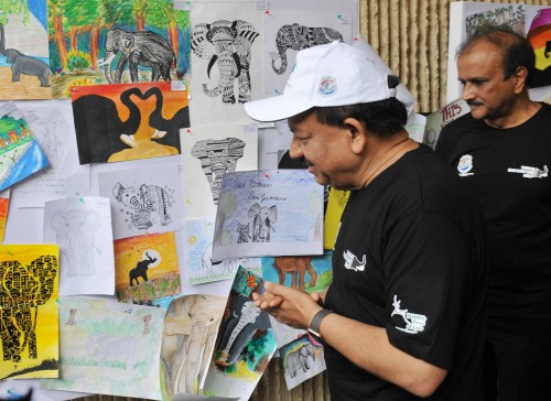dr. harsh vardhan visiting an exhibition, on the occasion of the world elephant day