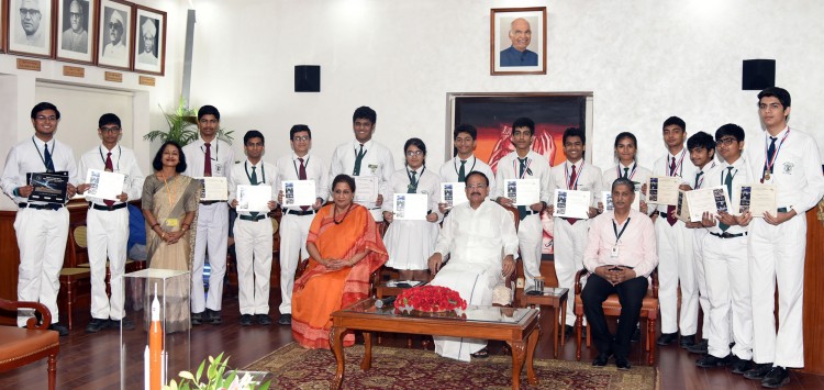 venkaiah naidu and delhi public school rkpupuram students