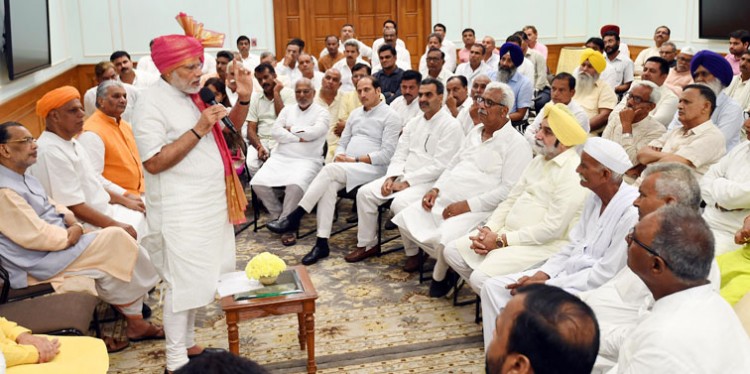 narendra modi interacting with a group of sugarcane farmers