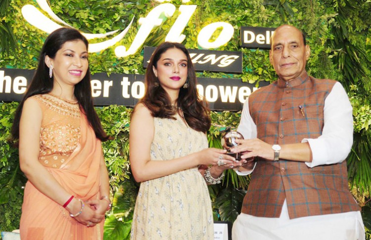 rajnath singh giving away the young women achievers awards