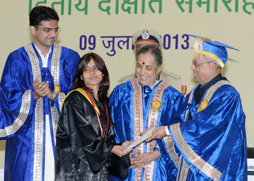 pranab mukherjee presenting the degree to a student