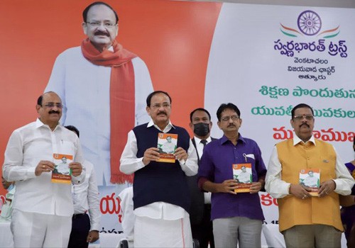 venkaiah naidu releasing a book on freedom fighter damaraju pundarikakshudu