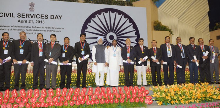 manmohan singh with the awardees of the pm’s awards for excellence in public administration