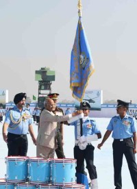 president ramnath kovind gave the air force to the standards and colors