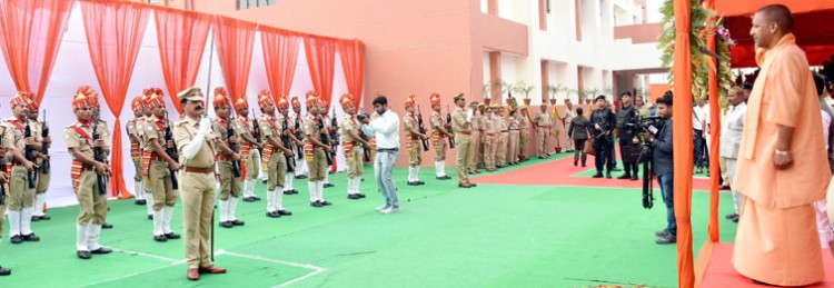 home guards gave guard of honor to cm yogi adityanath