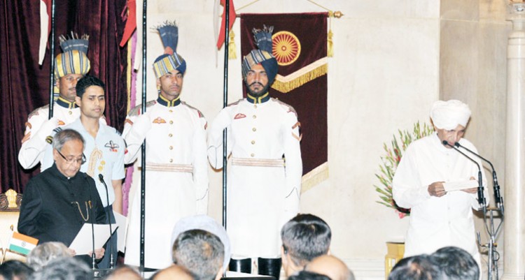 Pranab Mukherjee administering the oath as Cabinet Minister to Shri Sis Ram Ola