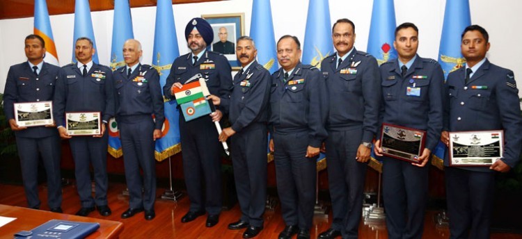 mountaineering expedition team meets air chief marshal