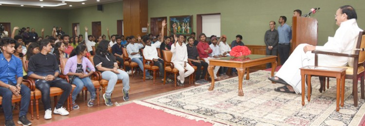 venkaiah naidu interacting with the students from the university of delhi