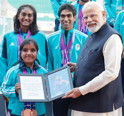 pm modi meets the indian contingent of asian para games