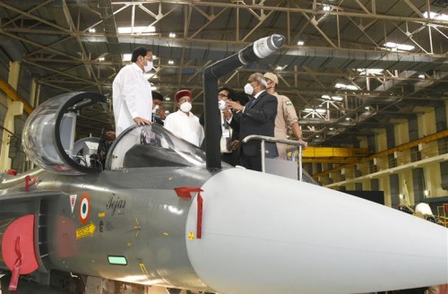 venkaiah naidu witnessing the tejas fighter jet at the tejas assembly hangar