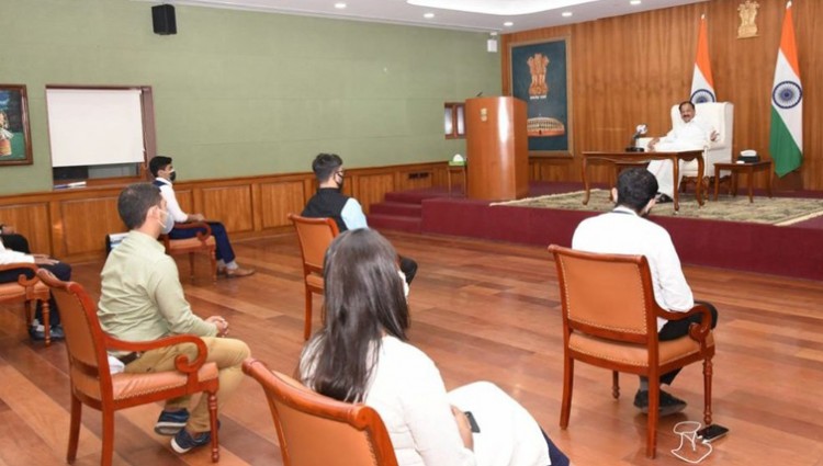 vice president interacting with the students of the maharaja sayajirao university of baroda