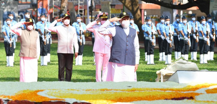 narendra modi laying wreath at the martyr's memorial at azad maidan in goa
