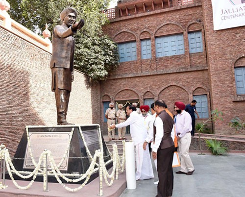 venkaiah naidu paying homage to udham singh ji sunam, at the jallianwala bagh memorial