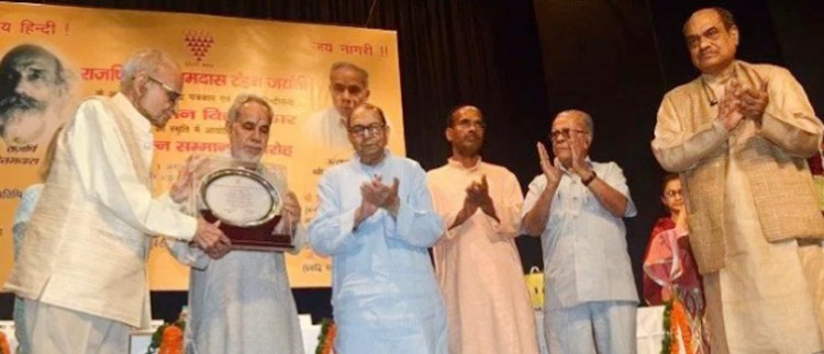 padma shri rambahadur rai honored with hindi ratna