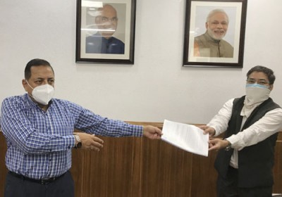 dr. jitendra singh receiving a memorandum from chakma delegation