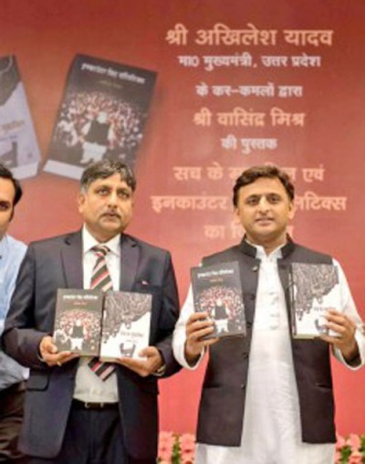 akhilesh yadav releasing books of senior journalist vasindra mishra