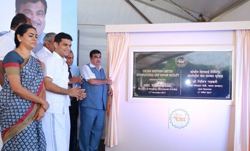 nitin gadkari unveiling the plaque to international ship repair facility