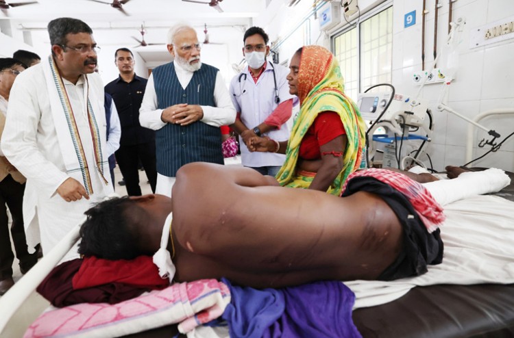 pm meeting the victims of the train accident in the hospital