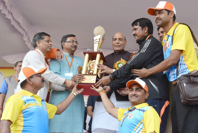 rajnath singh giving away trophies at the 31st national sports ceremony
