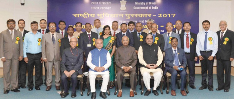 ramnath kovind with the recipients of the national geoscience awards