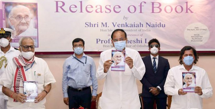 venkaiah naidu releasing the book 'neelimarani - my mother, my hero'