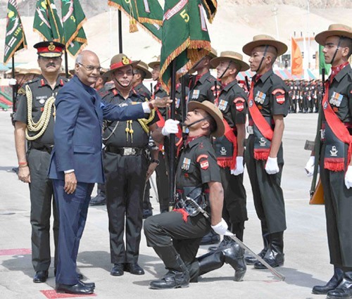 president gives marks to the soldiers