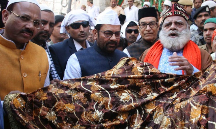 mukhtar abbas naqvi offering the chadar at dargah ajmer sharif
